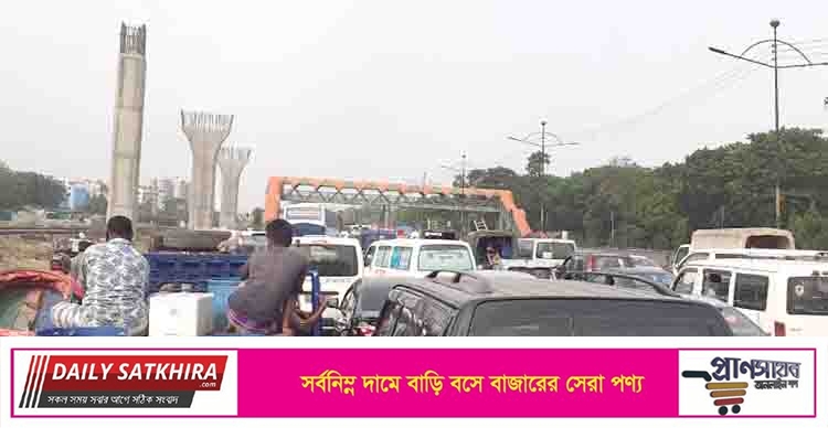 মানুষের ঢল, যানবাহনের চাপে অচল দৌলতদিয়া ফেরিঘাট