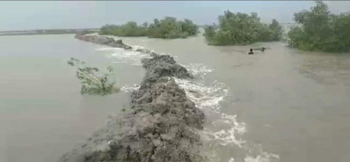 অতি প্রবল ঘূর্ণিঝড় ইয়াসের প্রভাবে সাতক্ষীরায় ৬ ফুট উচ্চতার জোয়ারের শঙ্কা