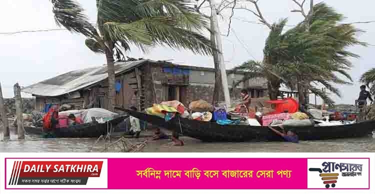 জলোচ্ছ্বাসে লণ্ডভণ্ড সাতক্ষীরার উপকূল, পানিবন্দী লক্ষাধিক মানুষ