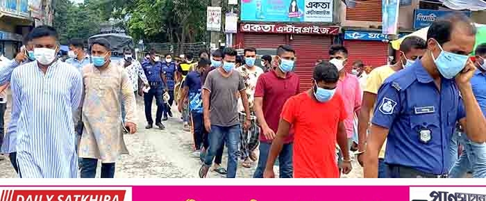এক দড়িতে বেঁধে সাতক্ষীরায় ৯ জুয়াড়িসহ ২০ আসামি কে হাটিয়ে আদালতে পাঠালেন ওসি