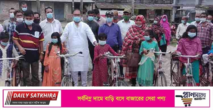 তালায় ঐচ্ছিক তহবিল থেকে অনুদান দিলেন মুস্তফা লুৎফুল্লাহ