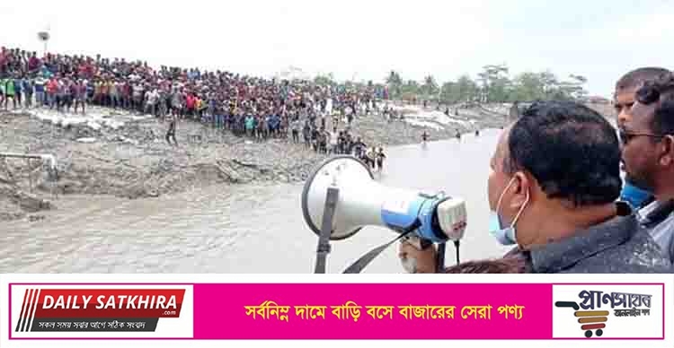 কয়রায় জনগণের ধাওয়ায় ট্রলার নিয়ে পালালেন এমপি