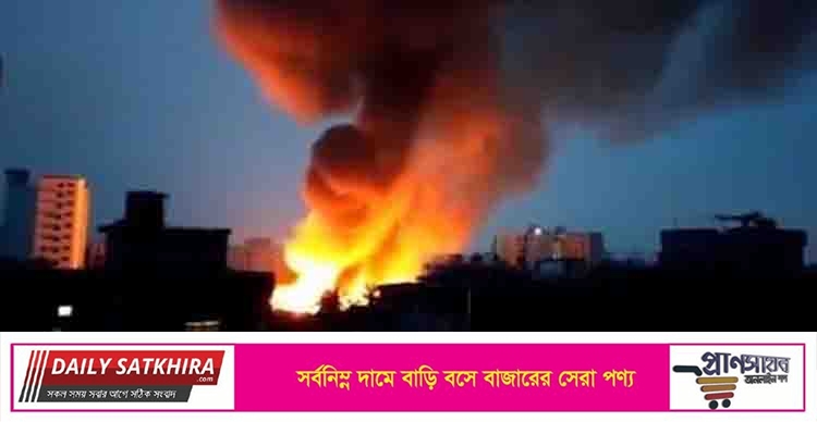 ঢাকায় সাততলা বস্তিতে ভয়াবহ আগুনে পুড়ে শতাধিক ঘর ছাই