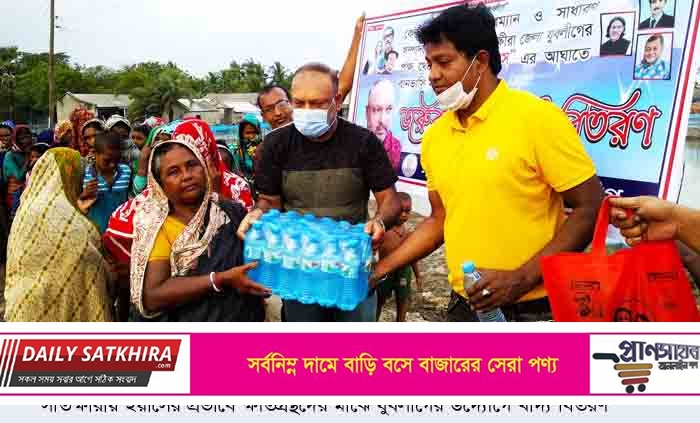 সাতক্ষীরায় ইয়াসের প্রভাবে ক্ষতিগ্রস্থদের মাঝে যুবলীগের খাদ্য বিতরণ