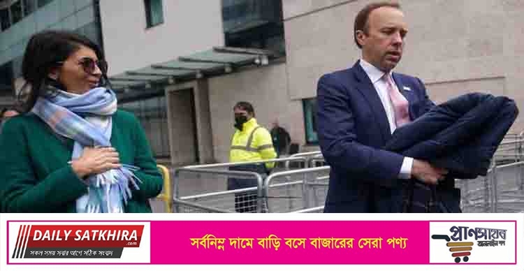 চুমু দিয়ে সামাজিক দূরত্ব ভাঙায় ব্রিটিশ স্বাস্থ্যমন্ত্রীর পদত্যাগ