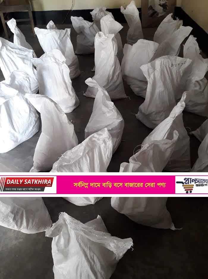 সাতক্ষীরায় সাংস্কৃতিক ও নাট্যগোষ্টীর পক্ষে খাদ্য সামগ্রি বিতরণ