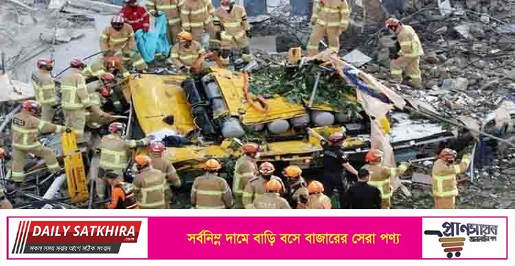 বাসের উপরে ধসে পড়ল ভবন, নিহত ৯