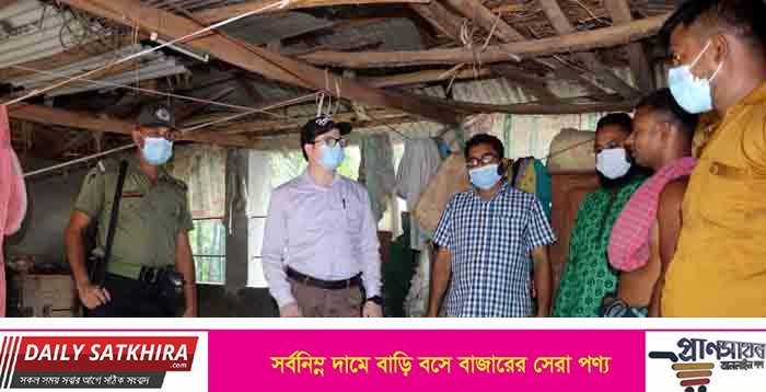 তালায় তারাপদ দাসের বাড়িতে খাদ্য নিয়ে হাজির হলেন তালার ইউএনও