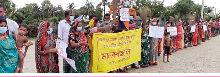 আশাশুনির ফটিকখালি গ্রামে সন্ত্রাসী হামলার প্রতিবাদে মানববন্ধন