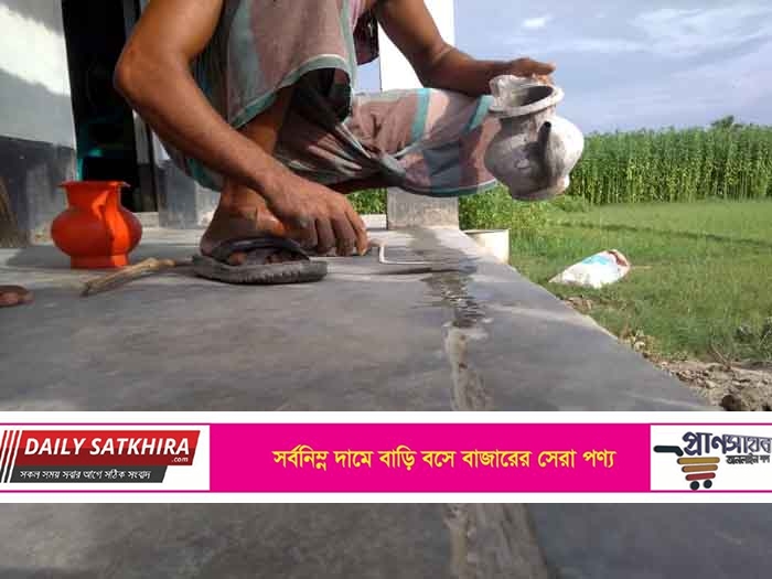 সাতক্ষীরার হাড়দ্দহায় মুজিবর্ষের গৃহ নির্মাণে অনিয়ম: পুটিং দিয়ে মেরামতের চেষ্টা!