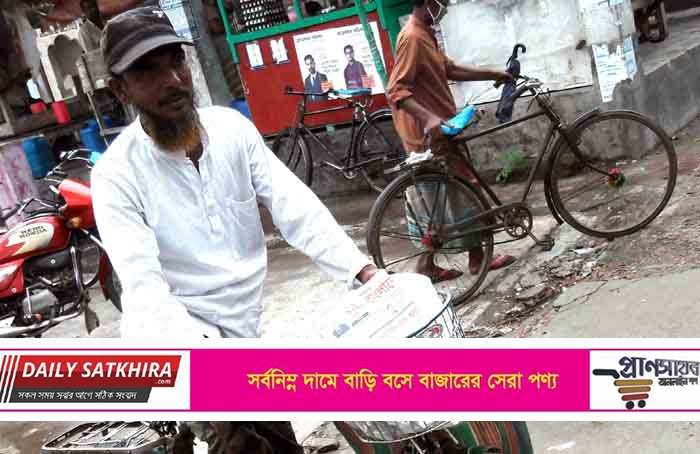 দেবহাটায় লকডাউনে শোচনীয় অবস্থায় উপজেলা পর্যায়ের পত্রিকা পরিবেশকরা !