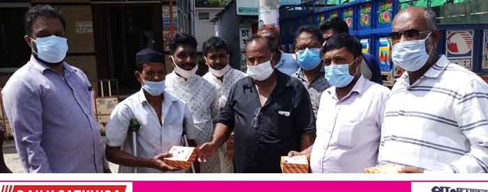 সাতক্ষীরায় স্বেচ্ছাসেবকলীগের আয়োজনে রান্না করা খাবার ও মাস্ক বিতরণ