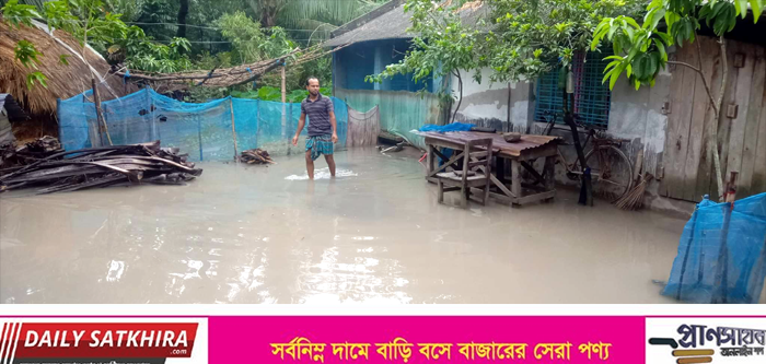 দেবহাটায় টানা বৃষ্টিতে শতশত বিঘা ফসলের মাঠ ও মৎস্যঘের প্লাবিত !