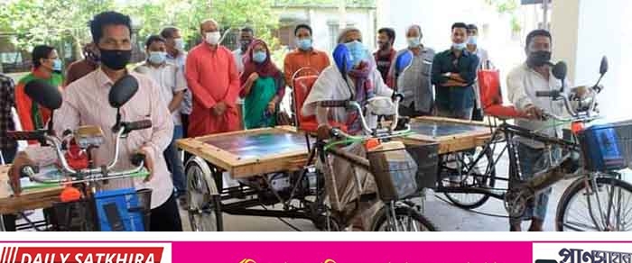 শ্যামনগরে অসহায় ব্যক্তিদের স্বাবলম্বী করতে ভ্যান বিতরণ