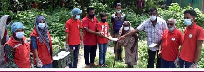 সাতক্ষীরায় কর্মহীন মানুষের বাড়ি বাড়ি রেড ক্রিসেন্টের রান্না করা খাবার বিতরণ