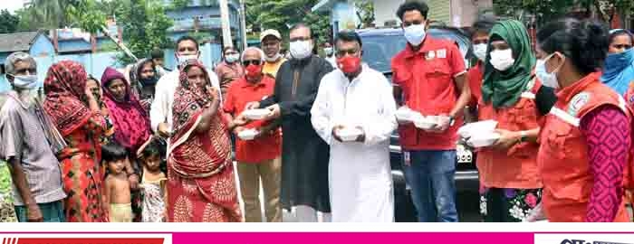 সাতক্ষীরায় রান্না করা খাবার বিতরণ করলেন রেড ক্রিসেন্ট ইউনিটের চেয়ারম্যান নজরুল ইসলাম