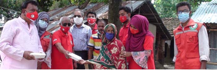 সাতক্ষীরা রেড ক্রিসেন্ট ইউনিটের রান্না করা খাবার বিতরণ