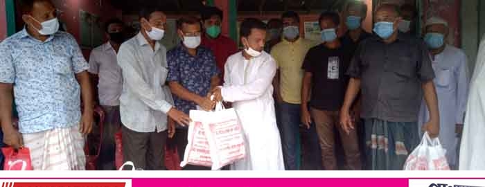 দেবহাটায় বাড়ি বাড়ি ঈদ উপহার পৌঁছে দিচ্ছেন আ’লীগ নেতাকর্মীরা