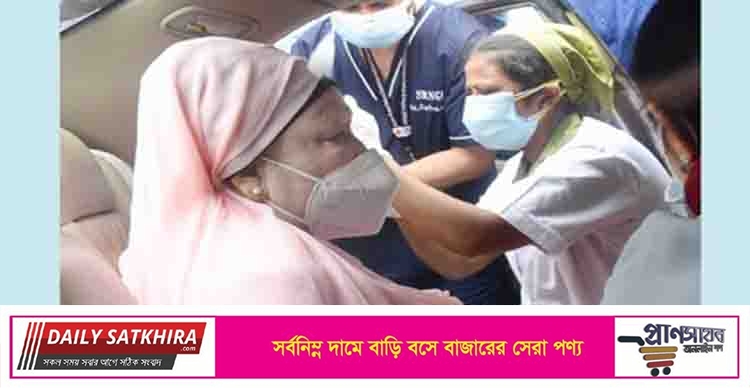 গাড়িতে বসেই করোনার টিকা নিলেন খালেদা জিয়া