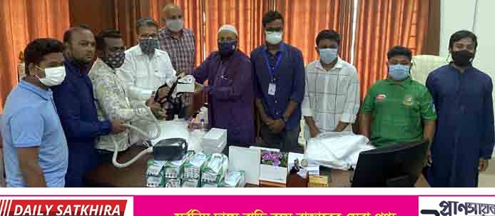 সাতক্ষীরায় করোনা চিকিৎসায় সরঞ্জাম ও পিপিই দিলেন সদর উপজেলা চেয়ারম্যান