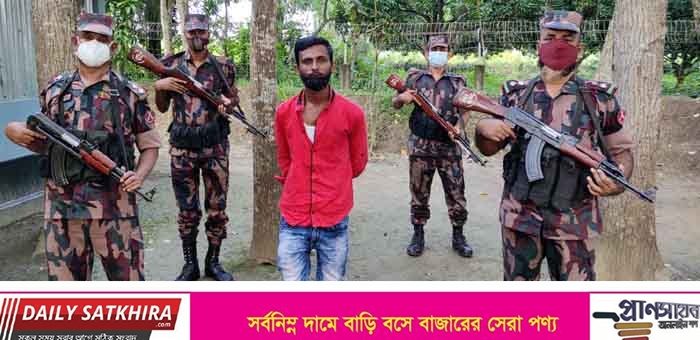অবৈধভাবে দেশে ফিরে আসার সময় সাতক্ষীরার সীমান্তে আটক-২