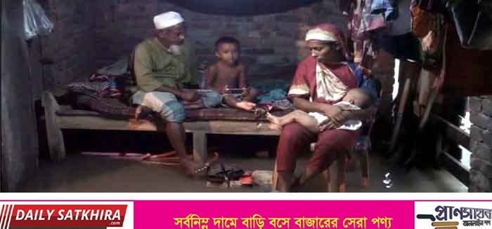 সাতক্ষীরায় পানিবন্দী মানুষের দূর্গতি বাড়ছে : শহরতলীর বকচরা খালে নেটপাটা