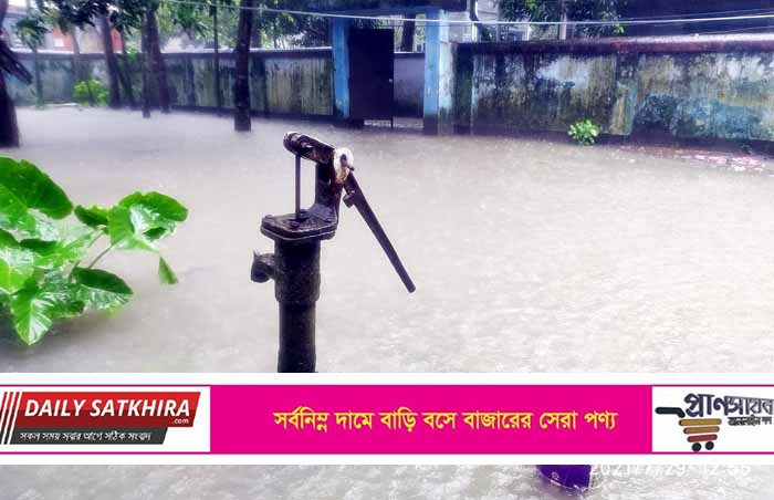সাতক্ষীরায় টানা বৃষ্টিতে জেলার নিম্মাঞ্চল প্লাবিত