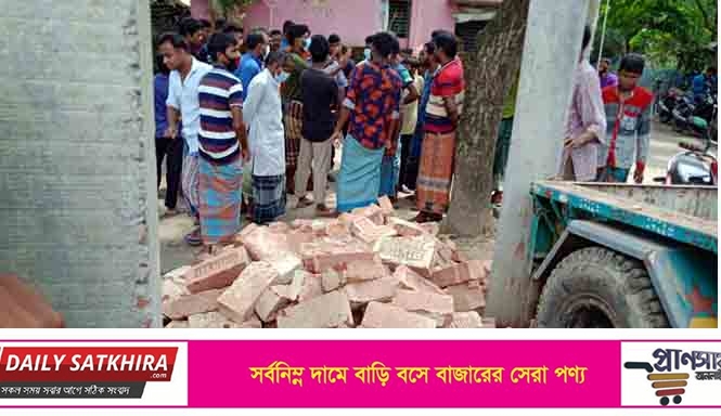 কাশিমাড়ীতে ইট ভর্তি ট্রলির ধাক্কায় গৃহবধুর মৃত্যু