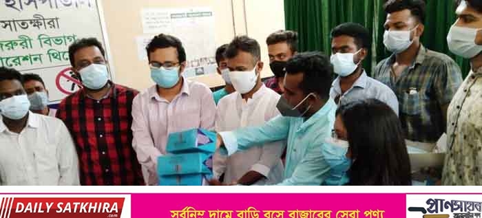 সাতক্ষীরা সদর হাসপাতালে ছাত্রলীগের মাস্ক বিতরণ