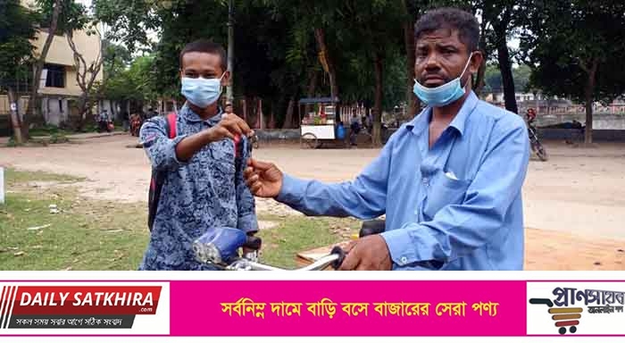 ফেইসবুকের কল্যাণে ভ্যান উপহার পেল শ্যামনগরের মুজিবর