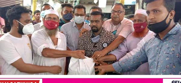 সাতক্ষীরায় দরিদ্র ড্রাইভার ও হেলপারদের মাঝে খাদ্য সহায়তা দিলো ছাত্রলীগ