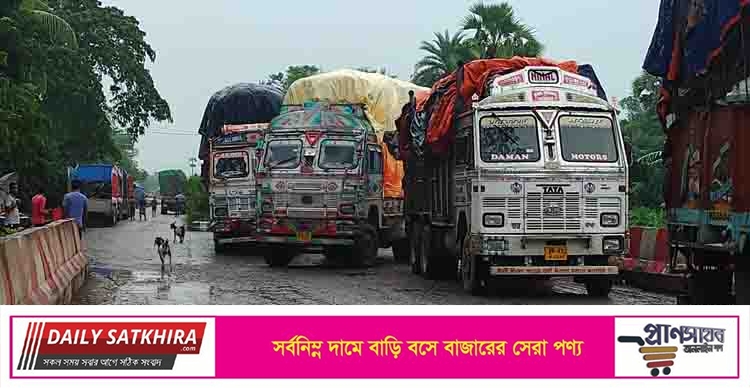 পূজা উপলক্ষ্যে টানা ৫ দিনের ছুটির কবলে ভোমরা বন্দর