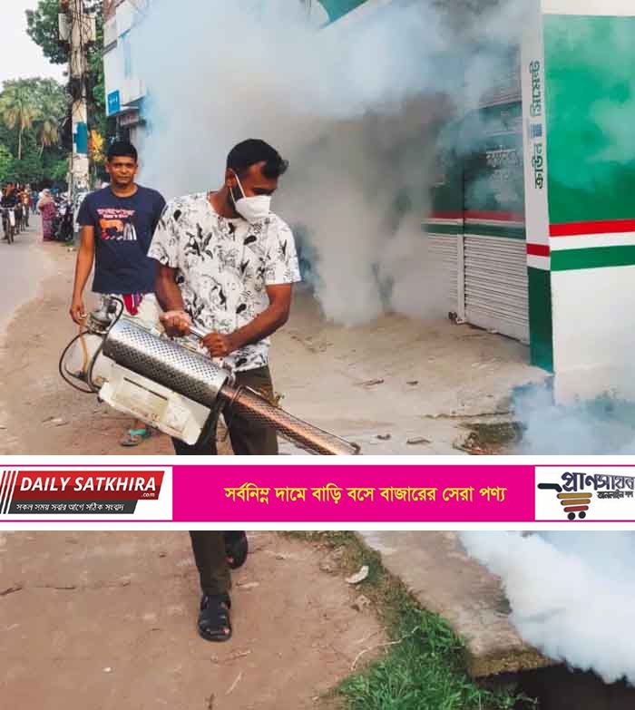 সাতক্ষীরায় মশা নিধনে স্প্রে নিয়ে মাঠে জেলা ছাত্রলীগ সভাপতি আশিক