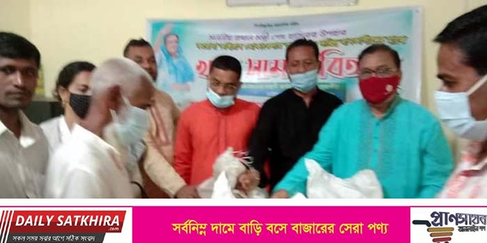 কালিগঞ্জে প্রধানমন্ত্রীর উপহার খাদ্য বিতরণ করলেন জেলা পরিষদের চেয়ারম্যান
