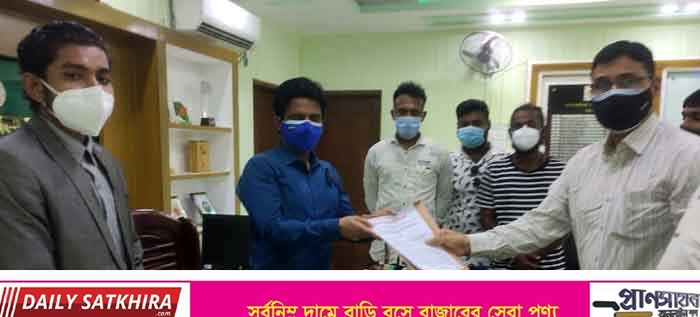হিন্দু নির্যাতন ও সংখ্যালঘু সুরক্ষা আইন বাস্তবায়নের দাবিতে সাতক্ষীরায় স্মারকলিপি প্রদান