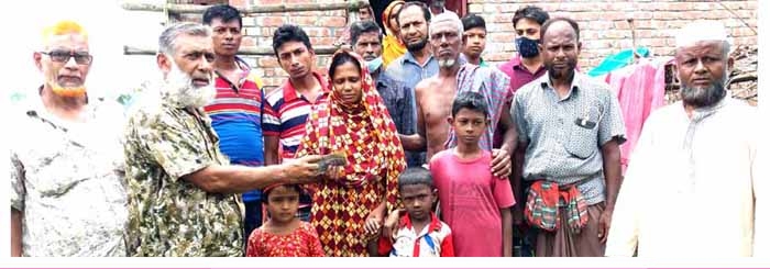 কলারোয়ায় সাপের কাপড়ে মারা যাওয়া জলিলের পরিবারকে সহায়তা দিলেন প্রবাসী