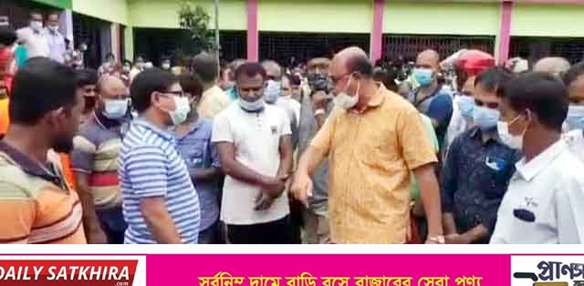 শ্যামনগরে জলাবদ্ধ মাঠে লাইনে দাঁড় করিয়ে টিকাদান : তোপের মুখে স্বাস্থ্য কর্মকর্তা