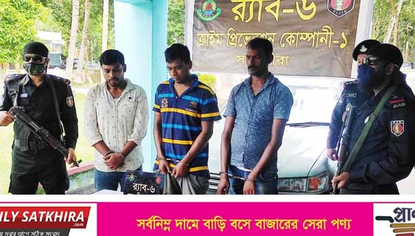 সাতক্ষীরায় পুলিশের স্টিকার লাগানো প্রাইভেটকার ও ইয়াবাসহ গ্রেফতার-৩
