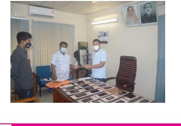 সাতক্ষীরায় পুলিশের অভিযানে ২৮ টি মোবাইল ফোন উদ্ধার : মালিকদের কাছে হস্তান্তর