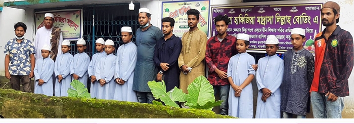 ব্যরিস্টার শেখ ফজলে নাঈম’র জন্ম দিনে শিশুদের মধ্যে খাদ্য বিতরণ