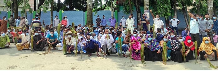 জলাবদ্ধতা নিরসনের দাবিতে সাতক্ষীরা ডিসি অফিস চত্বরে পঁচাধান নিয়ে প্রতীকী অবস্থান