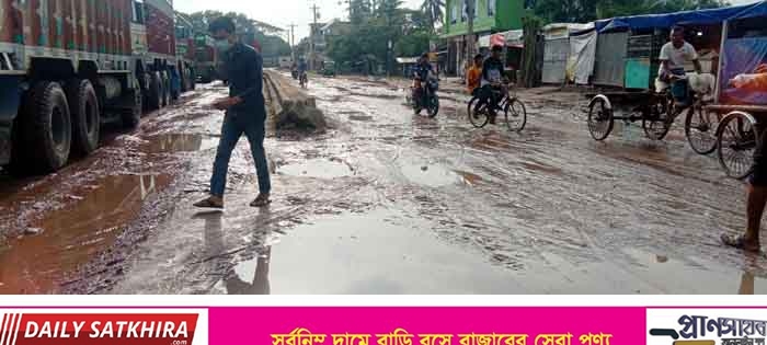 ভোমরা স্থলবন্দরে সড়কের বেহাল দশা ॥ প্রতিনিয়ত ঘটছে দুর্ঘটনা
