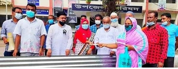 দেবহাটায় মানবিক সহায়তা ত্রাণ প্রদান