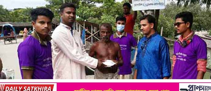 শ্যামনগরে ভারসাম্যহীন ভবঘুরেদের মাঝে খাদ্য বিতরণ