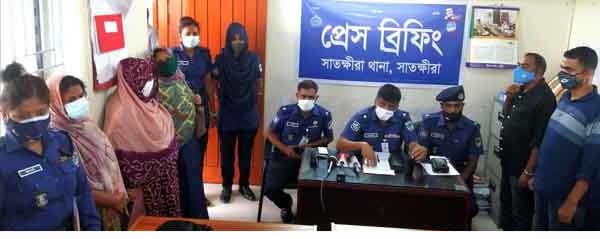সাতক্ষীরায় স্ত্রীর অবৈধ গর্ভপাত করালেন স্বামী : মা ও শিশু কেন্দ্রে দুই সেবিকাসহ গ্রেফতার-৫