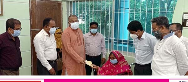 সাতক্ষীরায় বিভিন্ন রোগে আক্রান্ত রোগীদের মাঝে আর্থিক সহায়তার চেক বিতরণ
