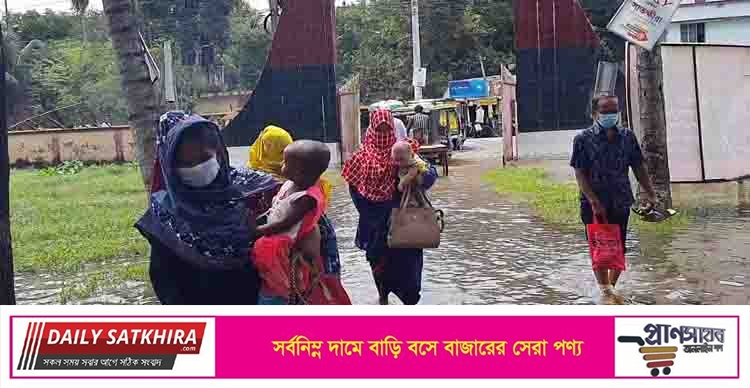 পানি থৈ থৈ সাতক্ষীরা সদর উপজেলা পরিষদ চত্বর, ভোগান্তিতে জনসাধরণ