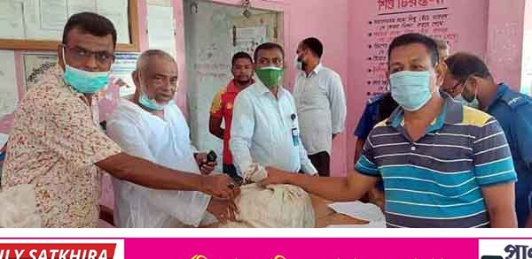 দেবহাটায় পরিবহন শ্রমিকদের মাঝে ত্রাণ বিতরণ