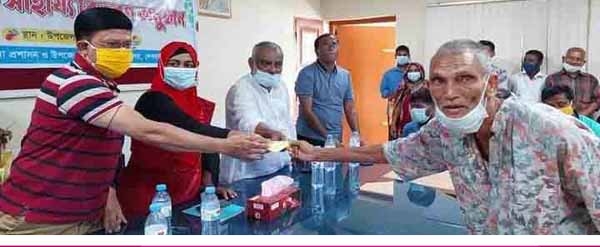 দেবহাটায় সমাজসেবা অধিদপ্তরের করোনায় ক্ষতিগ্রস্থদের সহায়তা