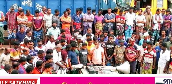 ভোমরায় নির্বাচনের দাবিতে দুই শ্রমিক ইউনিয়নের কর্মবিরতি ও বিক্ষোভ সমাবেশ